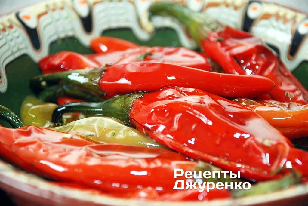 Сложить начиненные перчинки в неокисляемую посуду и залить маринадом.