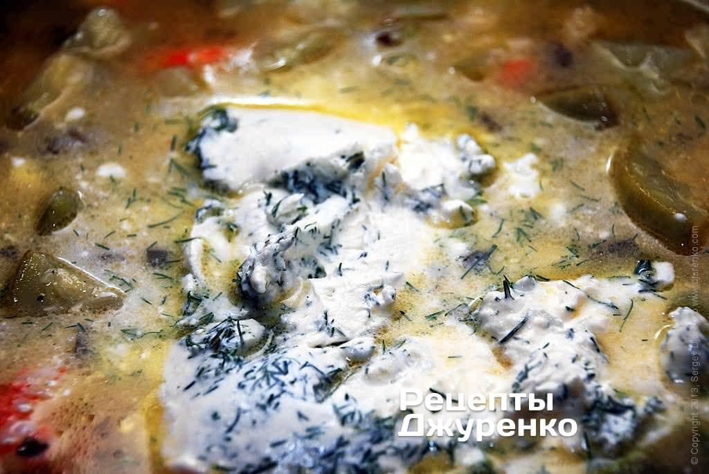 Додати в сирний суп суміш вершкового сиру і кропу.