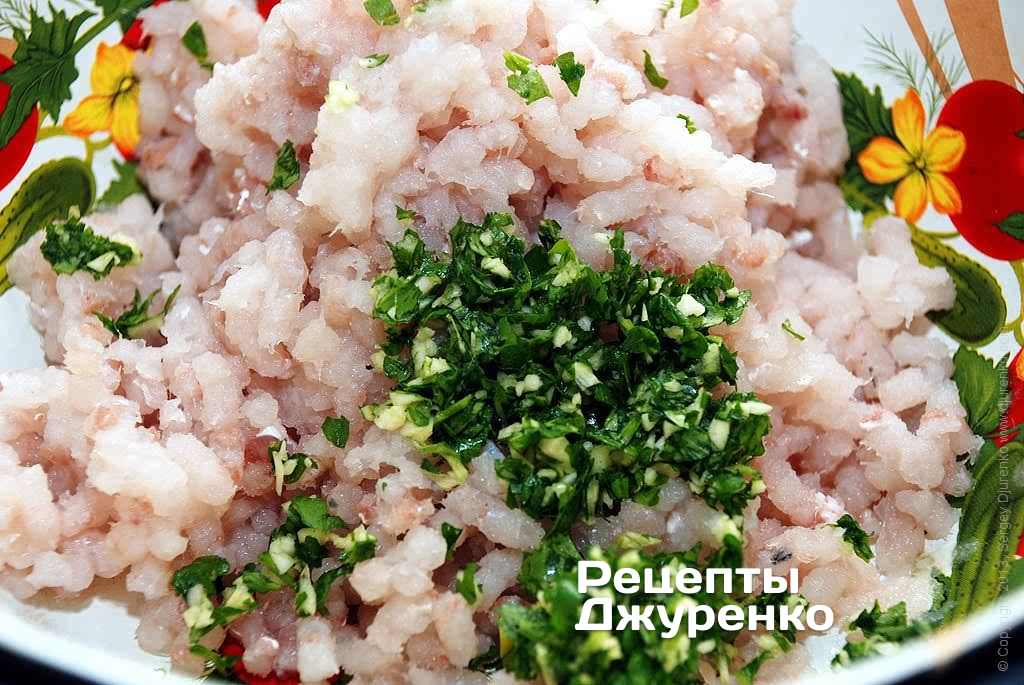 Филе трески измельчить мясорубкой.