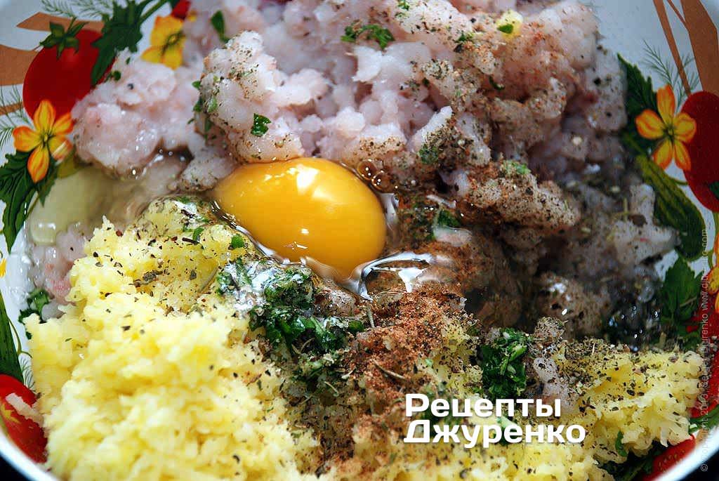 Смешать фарш из трески с чесноком и зеленью. Посолить, добавить по вкусу специи.