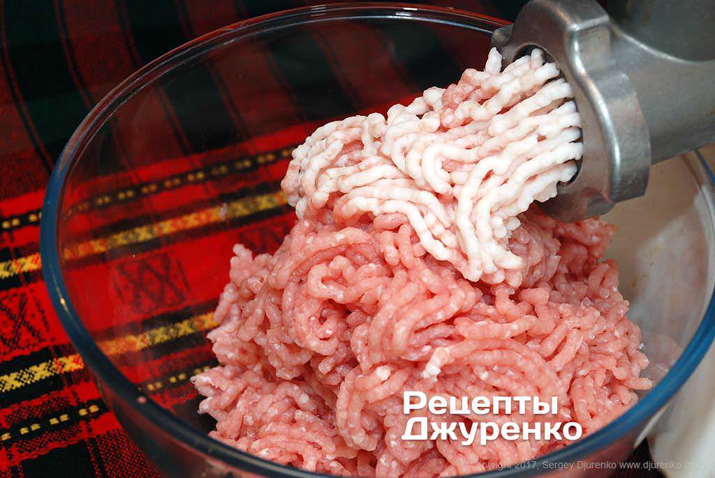 Измельчить мясо в фарш.