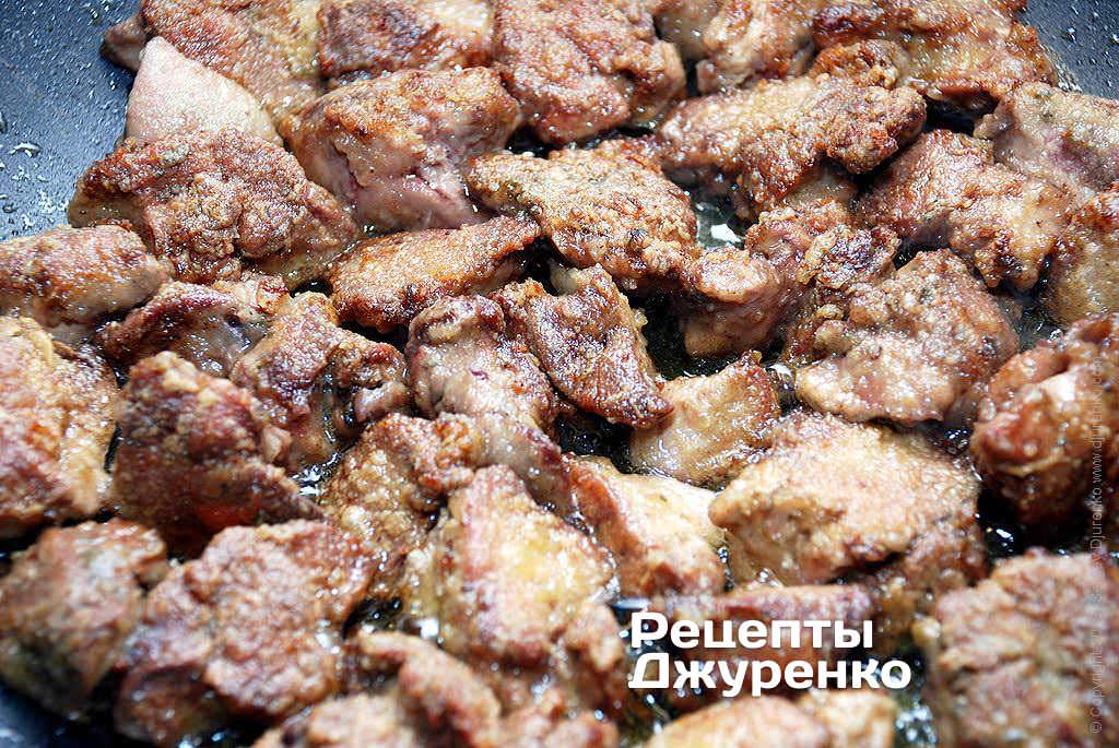 Как пожарить печень кусками. Печёнка куриная жареная. Печенка на сковороде. Куриная печень на сковороде. Жарка печени куриной.