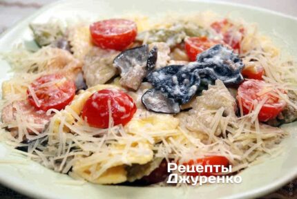Паста в сливочном соусе с вешенками и помидорами
