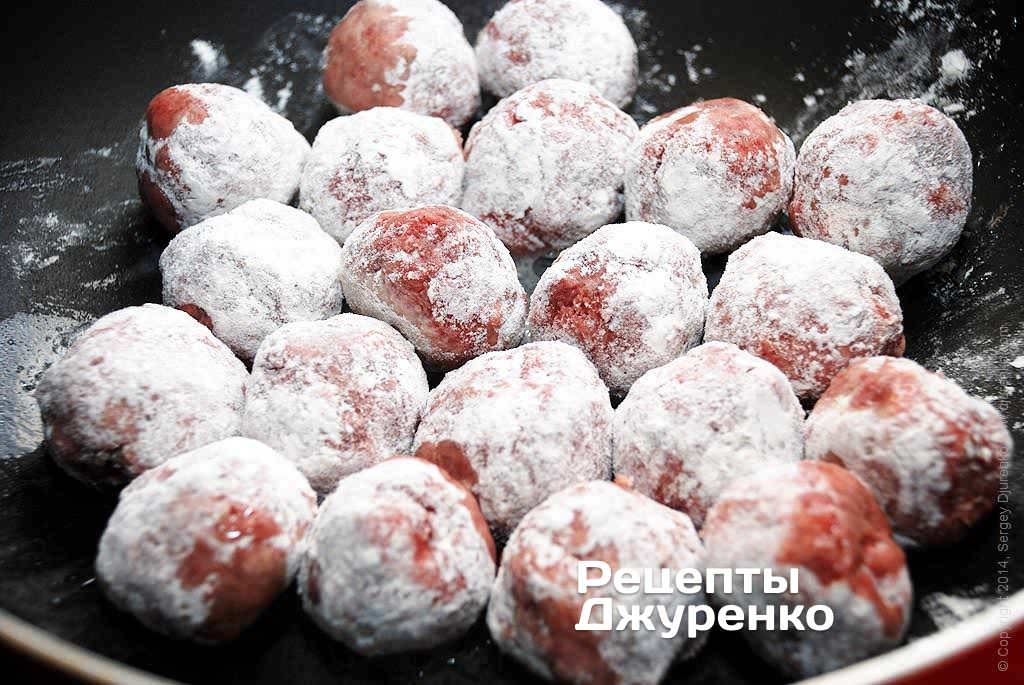 Мясные шарики обвалять в муке. Выложить тефтели в разогретое масло и обжарить со всех сторон.