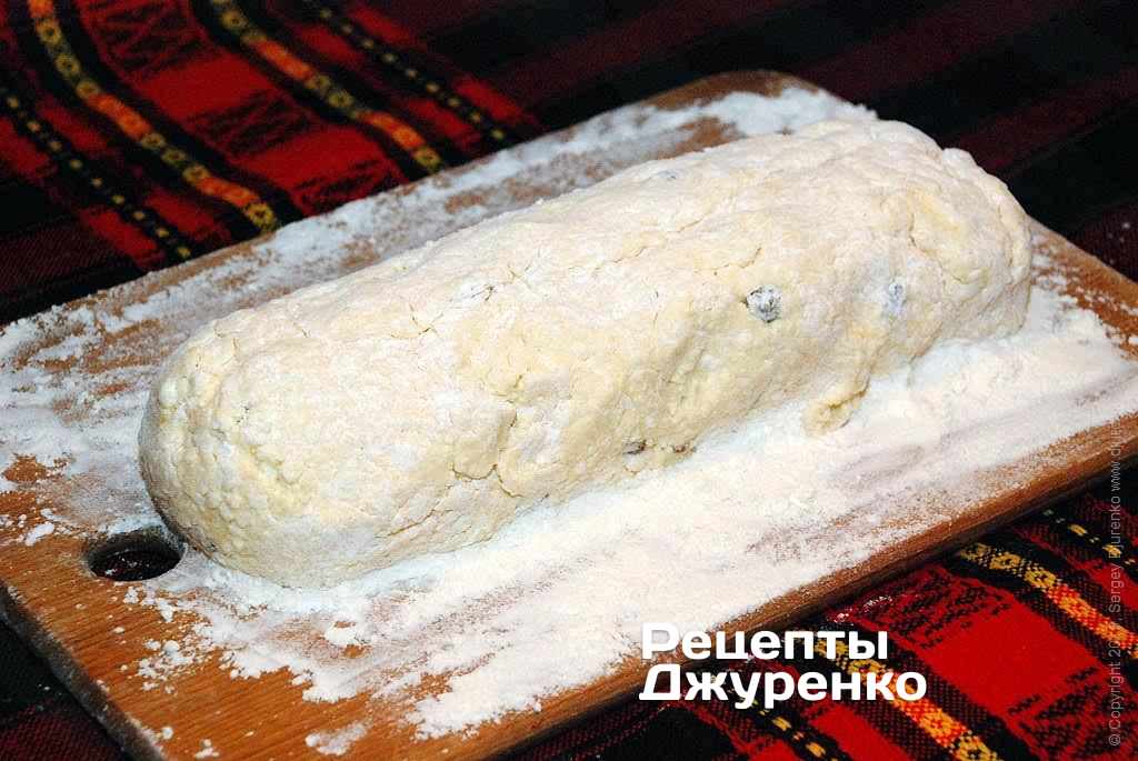 Обсыпать смесь мукой.