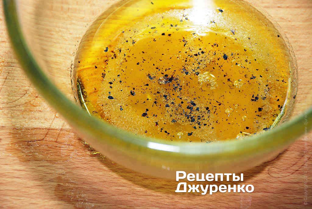 По своей сути заправка для салата с апельсинами — соус винегрет. Оливковое масло со специями и уксусом.