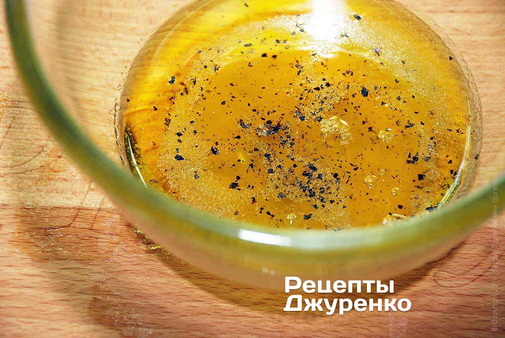 За своєю суттю заправка для салату з апельсинами — соус вінегрет. Оливкова олія зі спеціями і оцтом.