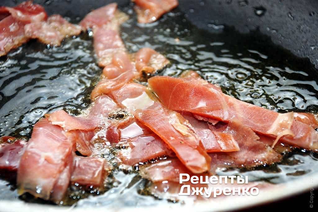 Нарізати м'ясо смужками і недовго обсмажити в олії на середньому вогні, буквально 1-2 хвилини.