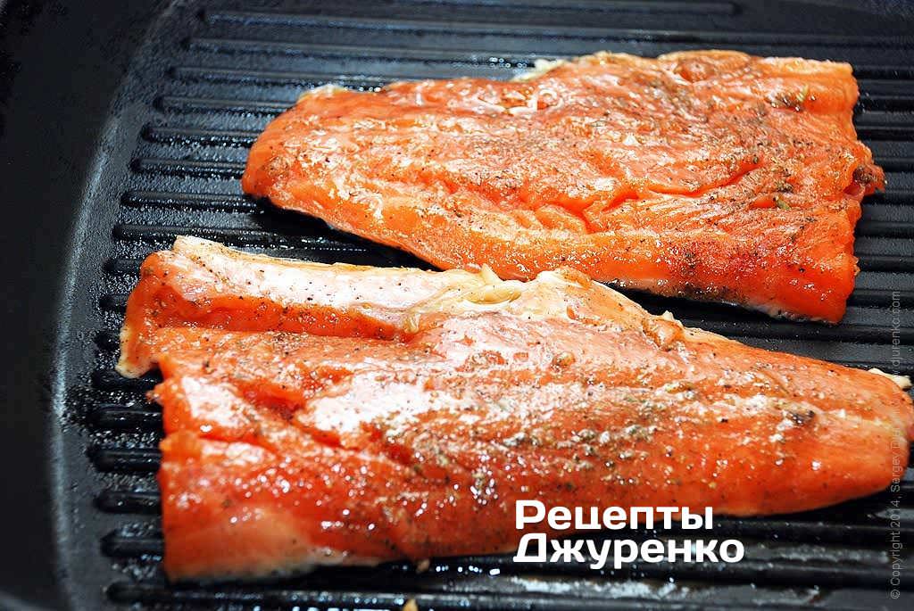 Выложить куски филе на ребристую поверхность шкурой вниз.