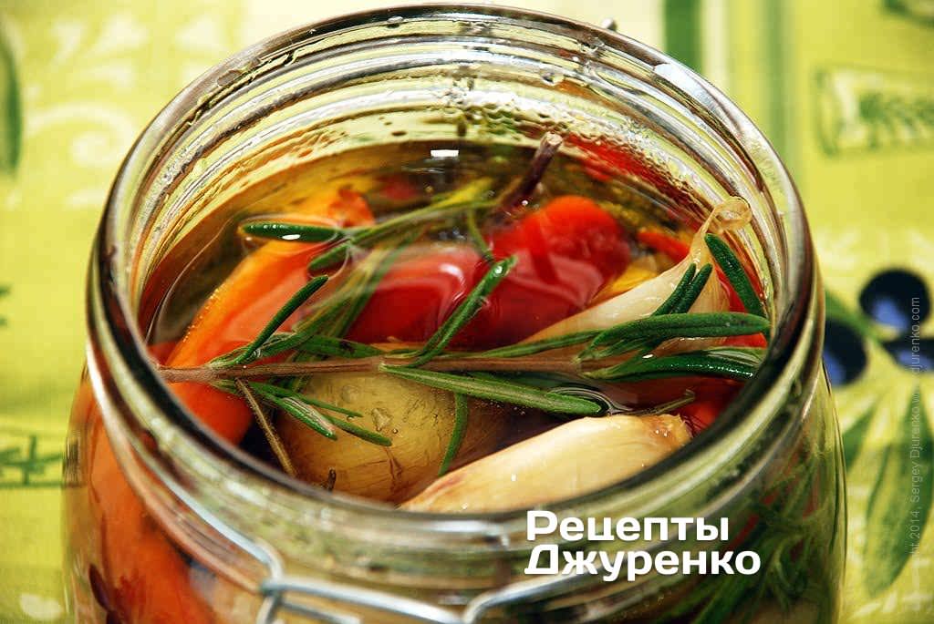 Рецепт перца с маслом и уксусом. Консервирование маслом. Перец жареный на масле закуска в банке. Чили с чесноком на зиму. Перчики в банке.