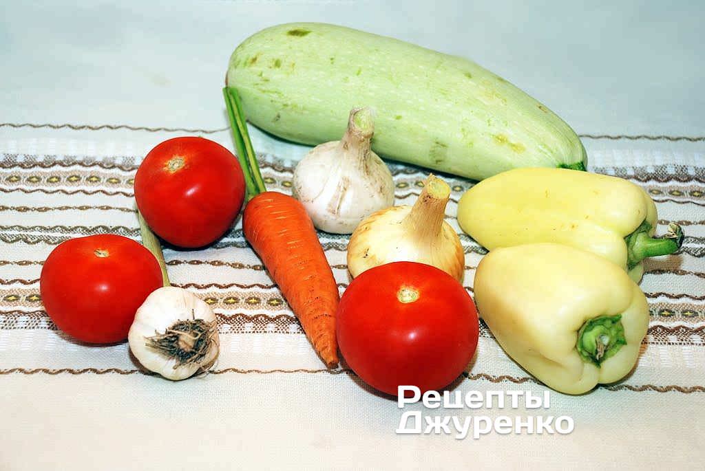 Сезонні овочі для овочевої лазаньї.