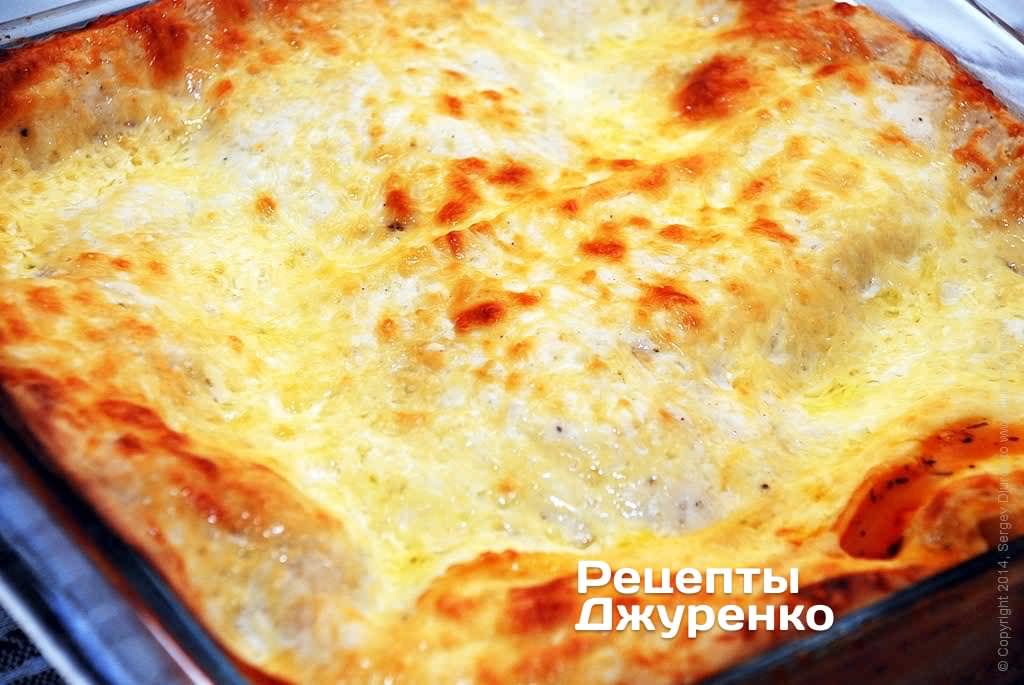 Поставити форму з лазаньєю в розігріту до 220 градусів духовку.