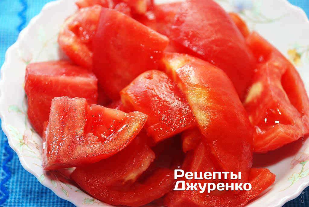 Нарізати помідори на шматки і скласти в блендер. Подрібнити помідори до стану пюре.