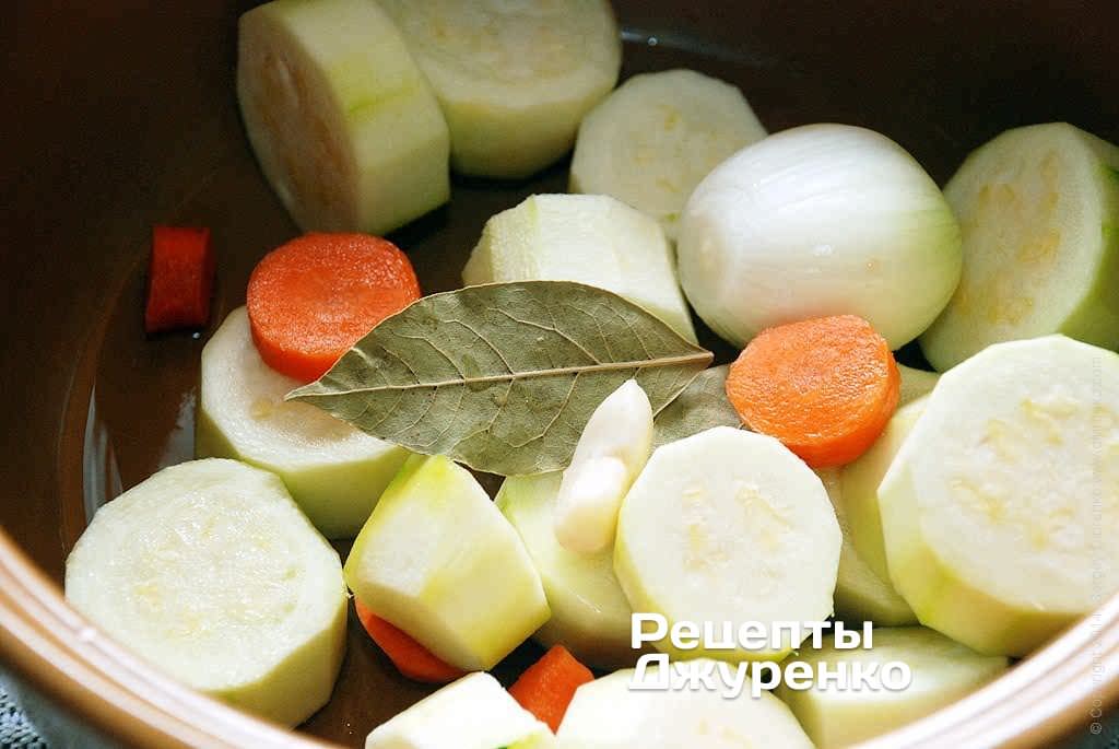 Всі овочі скласти в каструлю, додати воду і спеції.