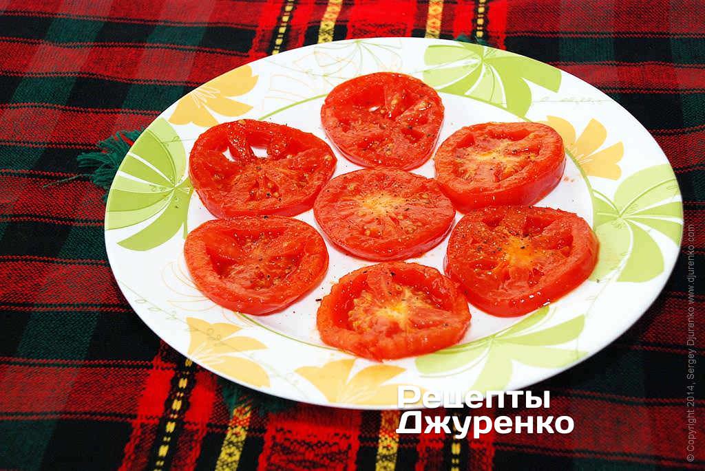 Викласти підсмажені помідори на тарілку.