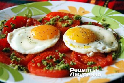 Яєчня з помідорами та твердим сиром