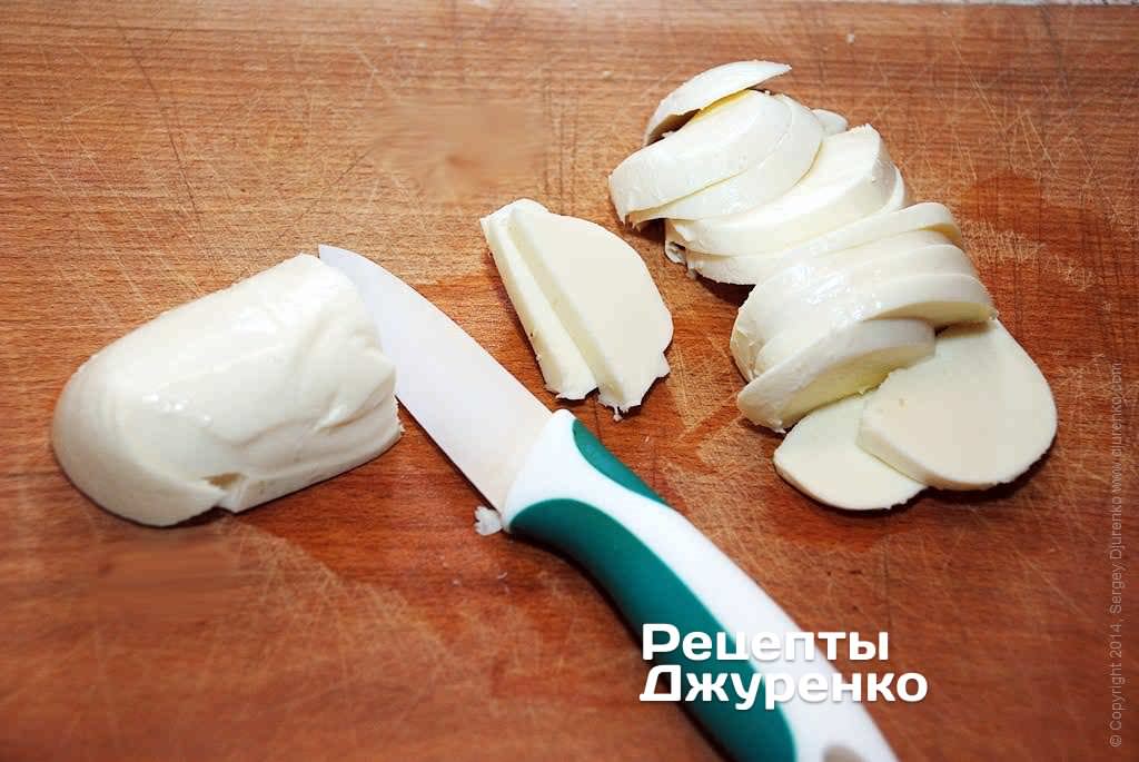  Нарезать сыр моцареллу на очень тонкие пластинки размером по ширине подготовленного хлеба.