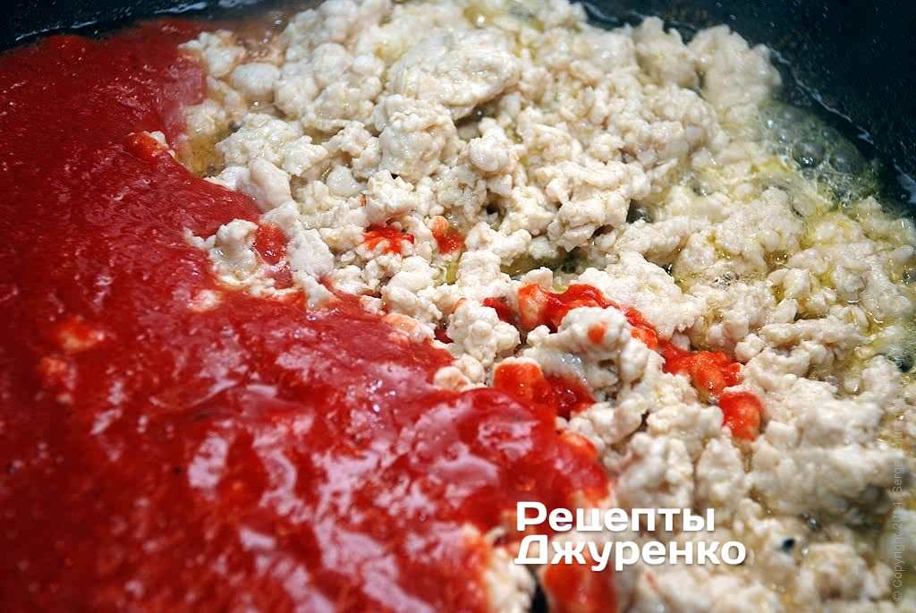 Влити на сковорідку підготовлене томатне пюре. Якщо пюре дуже густе, можна додати кілька столових ложок води — вона в підсумку википить.