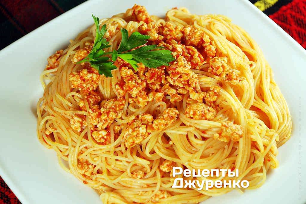 Спагетті з куркою та томатами