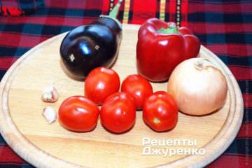 Овощи для соуса из баклажанов и помидоров.