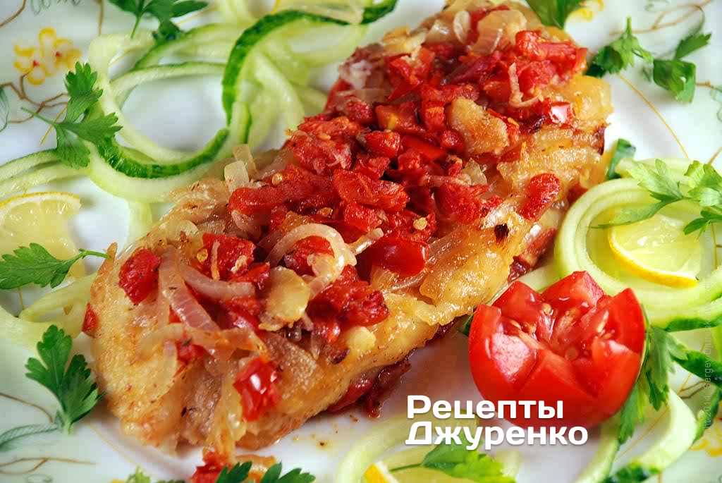 Фото рецепта: Запеченный судак — филе судака с томатами и луком 