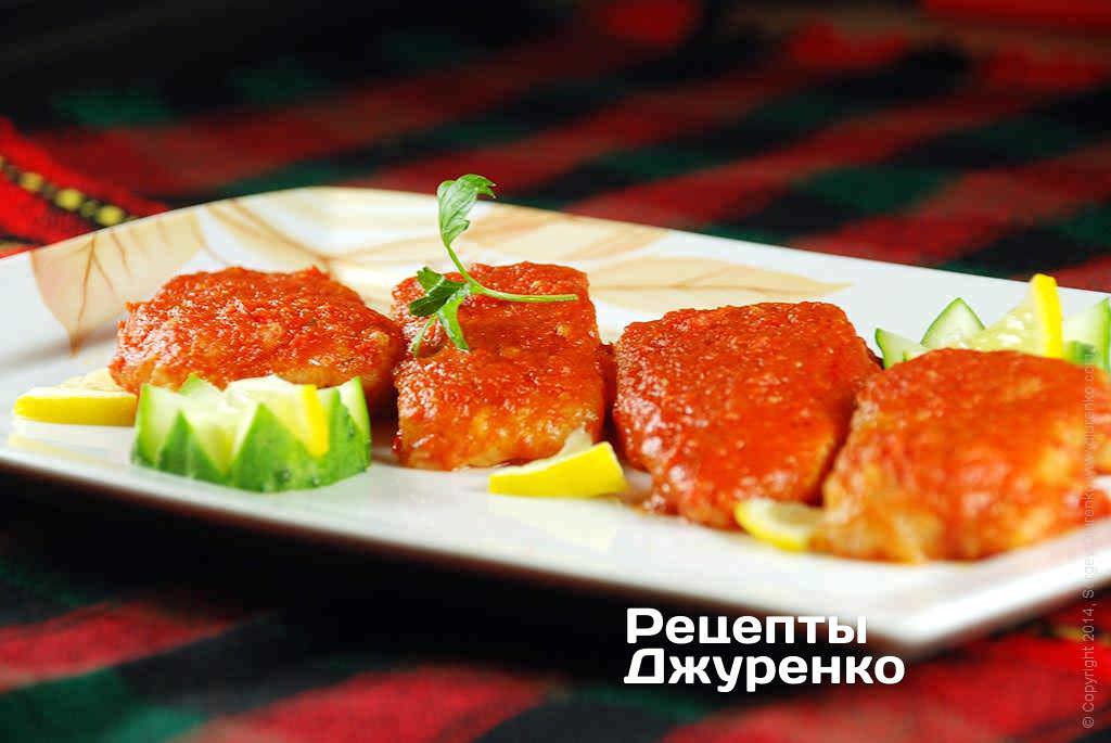  Рыба в томате — филе судака в свежем томатном соусе. 