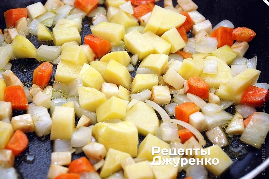 Очищену картоплю нарізати так само, як і інші овочі. Обсмажувати картоплю з овочами 6-7 хвилин.