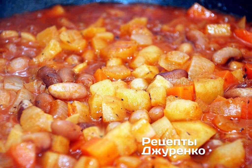 Продовжувати тушкувати квасолю з овочами 10 хв, потім кришку з сковорідки зняти і дати википіти зайвій воді.