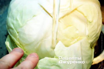 Отделите листья от головки капусты.