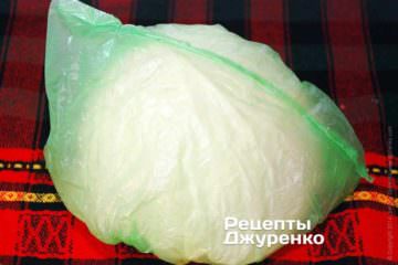Поместите снятые листья свежей капусты в пакет.