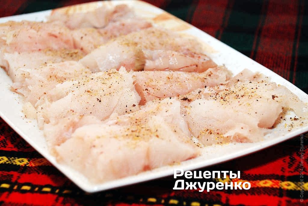 Очищенное филе трески разрезать на куски размером как спичечный коробок.