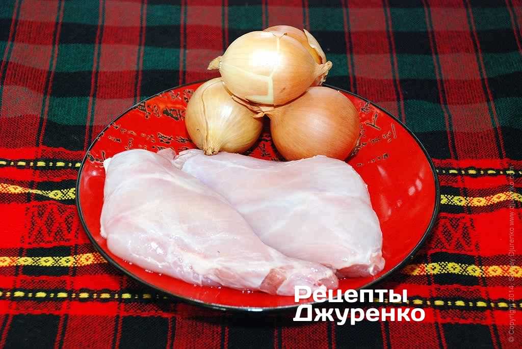 Мясо кролика и лук.