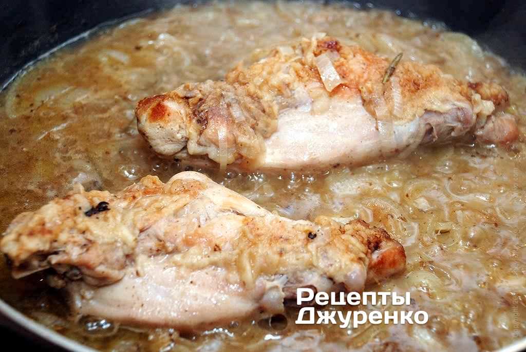 Тушить, переворачивая куски мяса и мешая луковый соус, 30 минут.