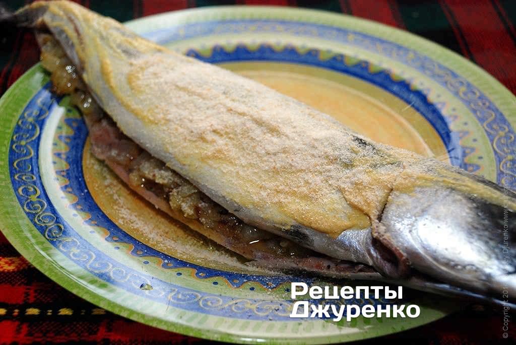 Уложить фаршированную луком скумбрию на большую тарелку.