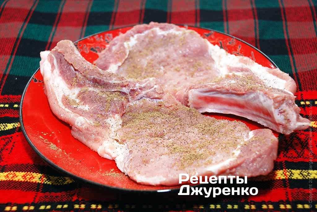 Аккуратно отбить мясо по всей площади молотком с выступами.