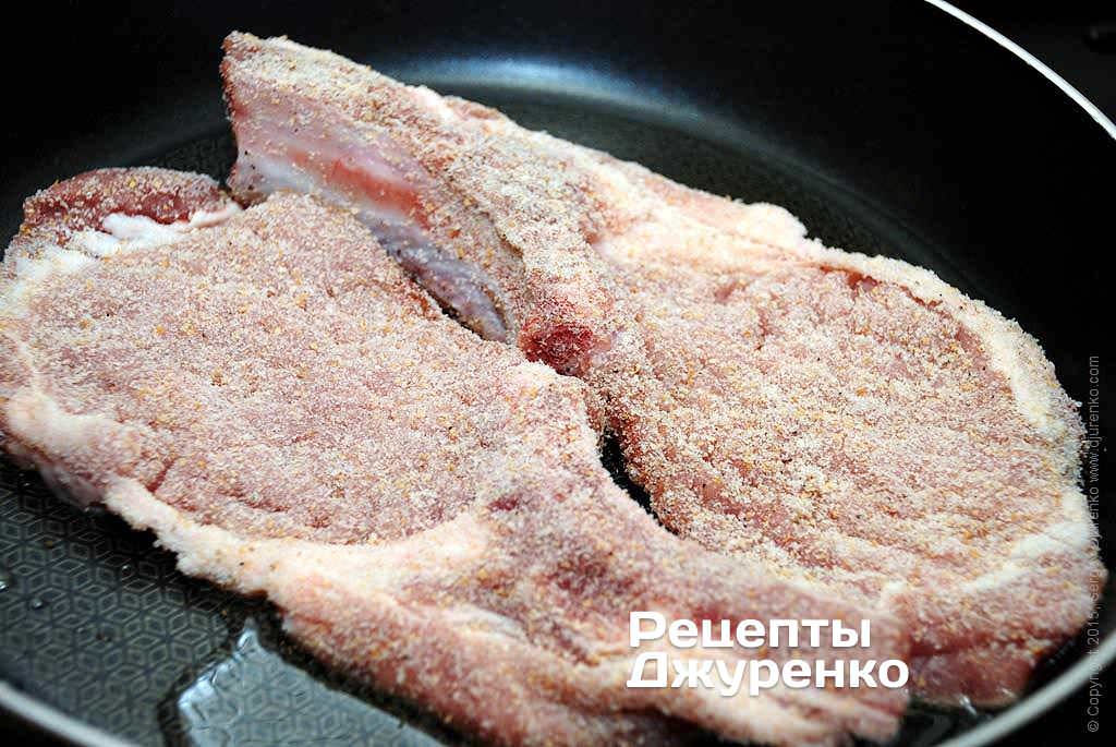 Підготовлені до смаження шматки свинини на ребрі обваляти в паніровці і смажити в олії.