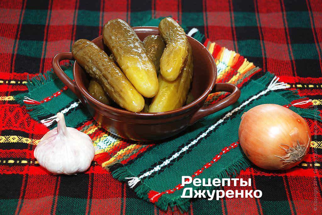 Квашені домашні огірки для закуски.