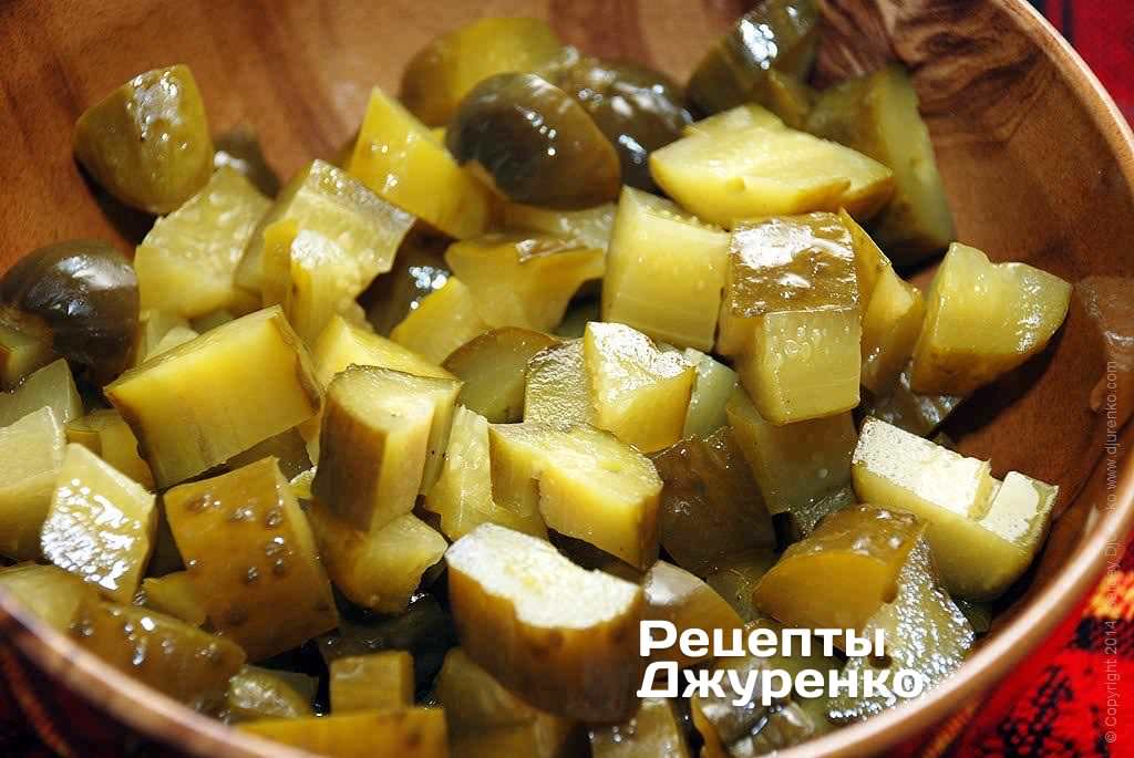 Хорошие квашеные огурцы нарезать кусочками среднего размера.