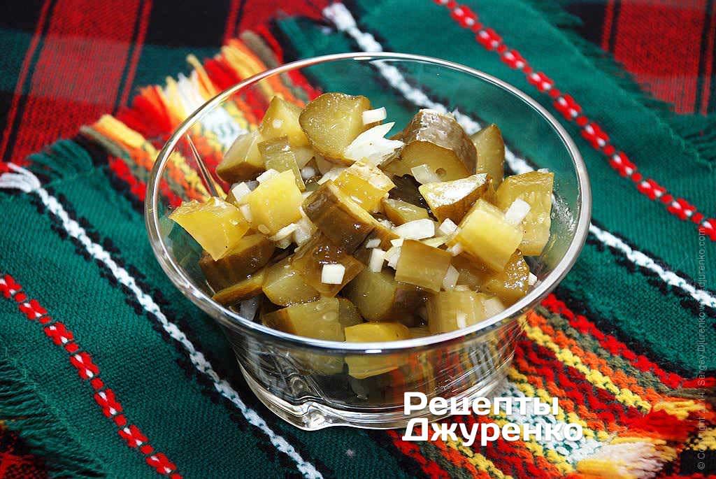 Соленых огурцов с репчатым луком. Салат с солёными огурцами. Салат из солёных огурцов с луком. Салат из соленых огурчиков.