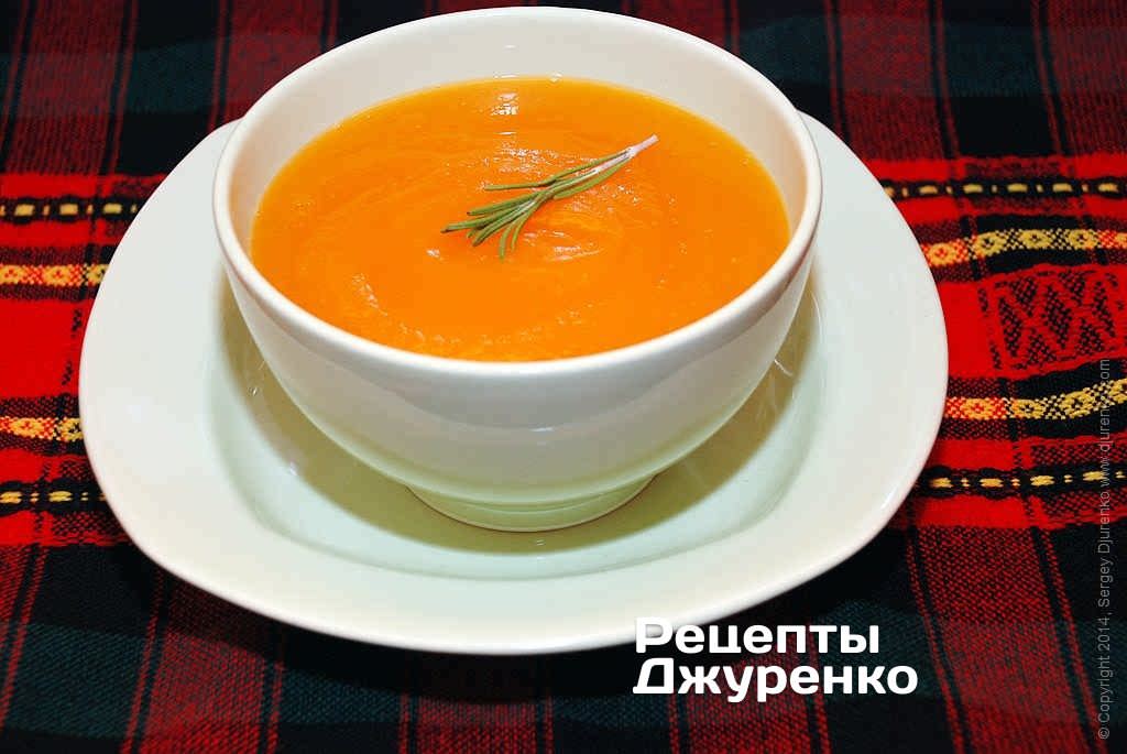 Готовый суп разлить в пиалы.