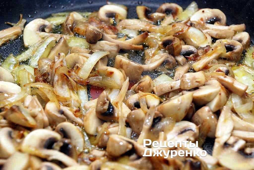 Готовые жареные грибы с луком, кстати, вполне самостоятельное блюдо.