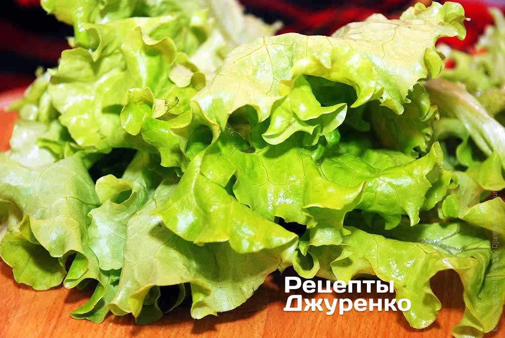 Зеленые салатные листья можно выбрать по своему вкусу.