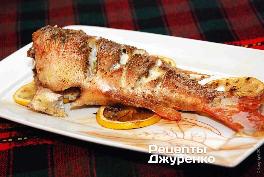 1. Морской окунь с луком на сковороде