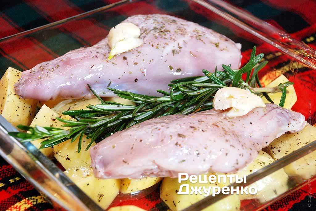 Уложить картофель и куски кролика.