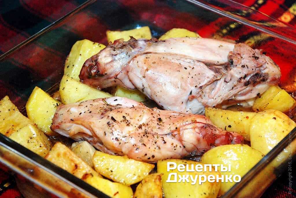 Кролик в духовке с картошкой и черносливом