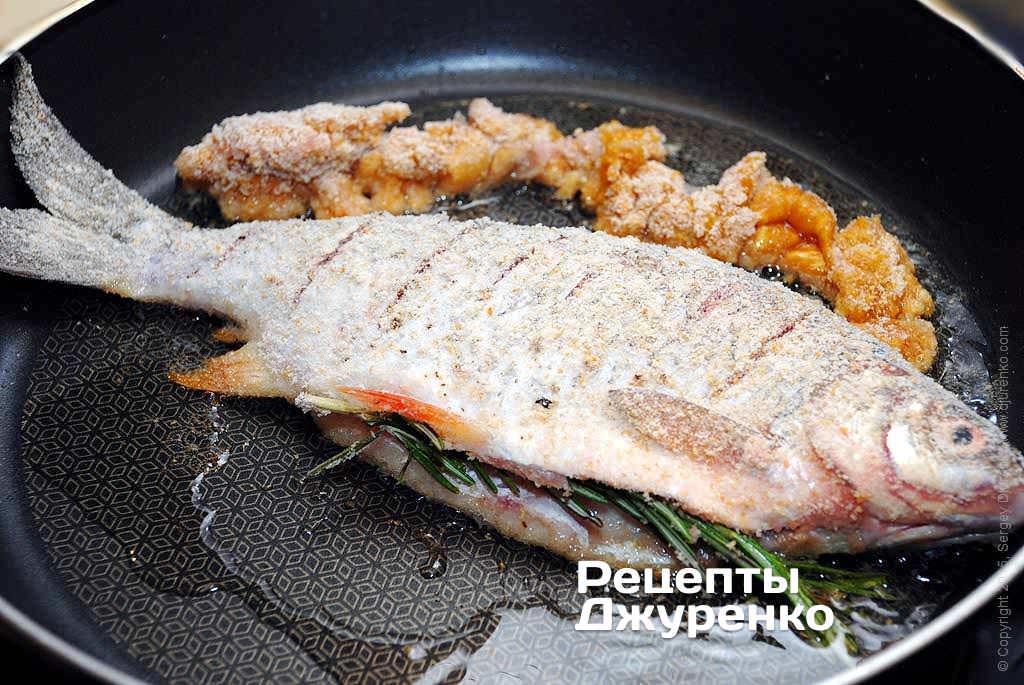 У добре розігріту олію викласти рибу в сухарях, ікру і смажити на вогні трохи вище середнього до утворення рум'яної скоринки.