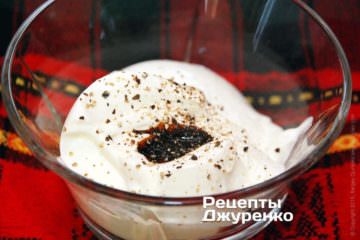 Шаг 3: В качестве салатной заправки многие предпочтут майонез. Да, это вкусно. Я предпочитаю густую сметану, которая отлично подходит к весеннему салату