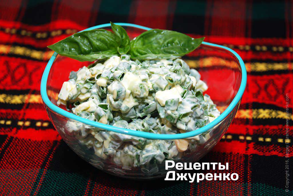 Овощной салат с сыром и яйцом