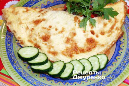 Омлет с помидорами и сыром сложенный пополам