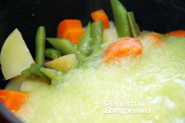 Залить кабачковым пюре отваренные овощи: морковку, картошку и спаржевую фасоль.